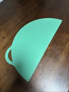 Half-Moon Silicone Baby Serving Mat in Green